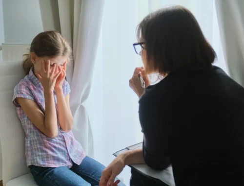 psychologist-talking-to-girl-1024x683