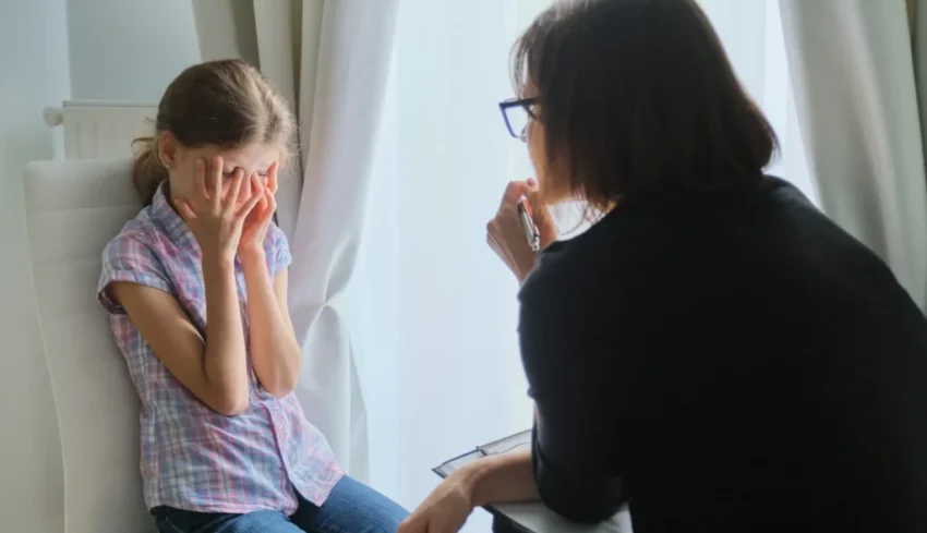 psychologist-talking-to-girl-1024x683